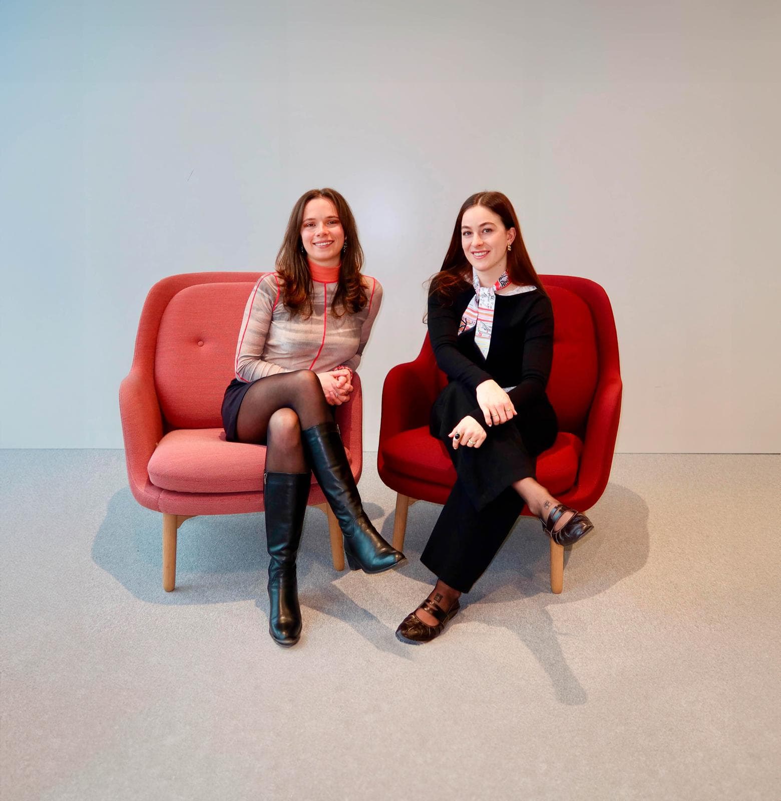 The ARTENA founders sitting together on a sofa.